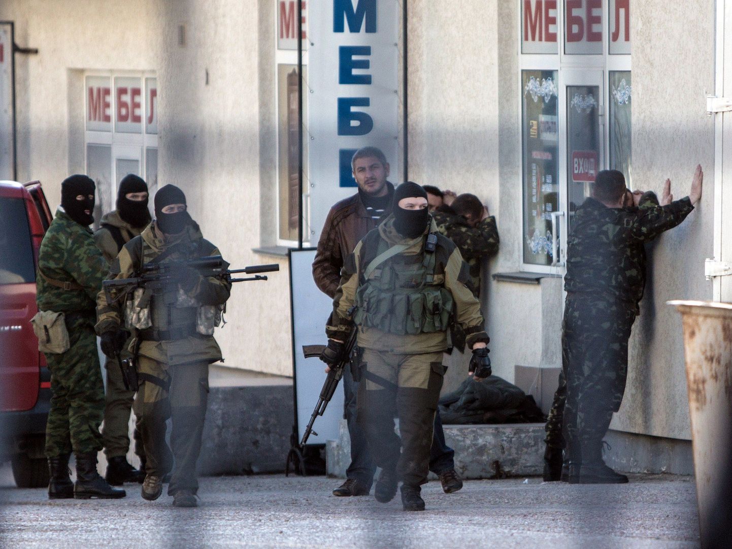 Väidetavad Krimmi omakaitseväelased Ukraina sõdureid vahistamas