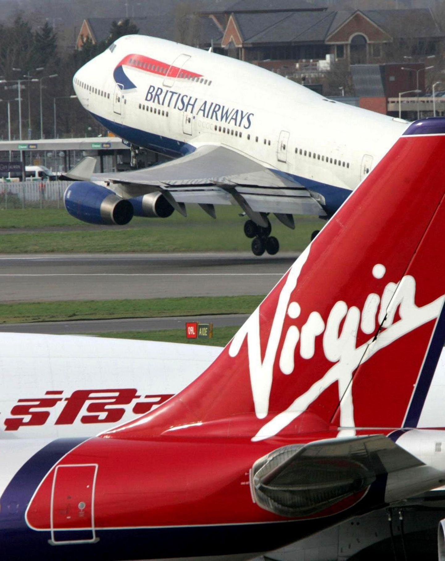 Esiplaanil on Virgin Atlanticu lennuk