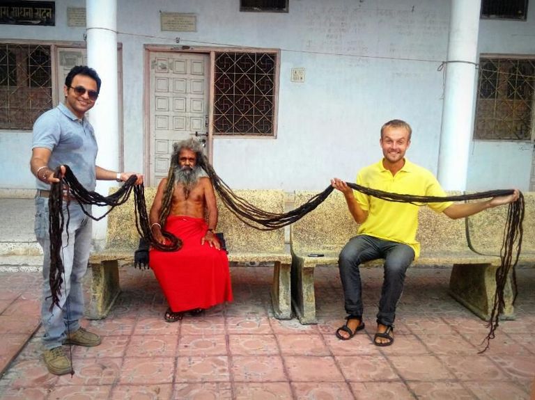 Meigo koos pea kuue meetri pikkuste juustega joogiga Indias Bharuchi linnas