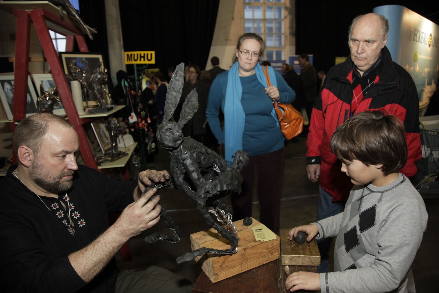 Tauno Kangro 2010. aasta novembris Helsingis Mardilaadal küülikut modelleerimas.