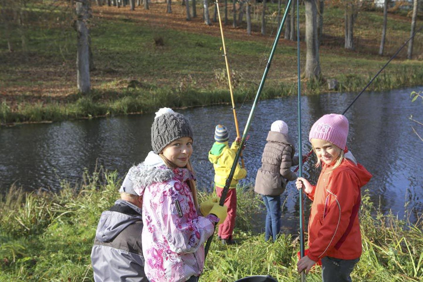 Viiratsis õngitsesid koolist puhkajad eile kohalike tiigi kallastel. Külm ilm ei soosinud kalaõnne, aga  Aliise Kikas (vasakul) ja Mariliis Vinnal ei lasknud end sellest häirida.