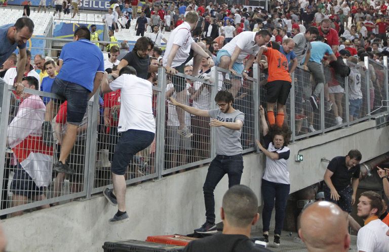 Pealtvaatajad üritavad staadionil vägivaldsete Vene koondise fännide eest põgeneda. Foto: Scanpix