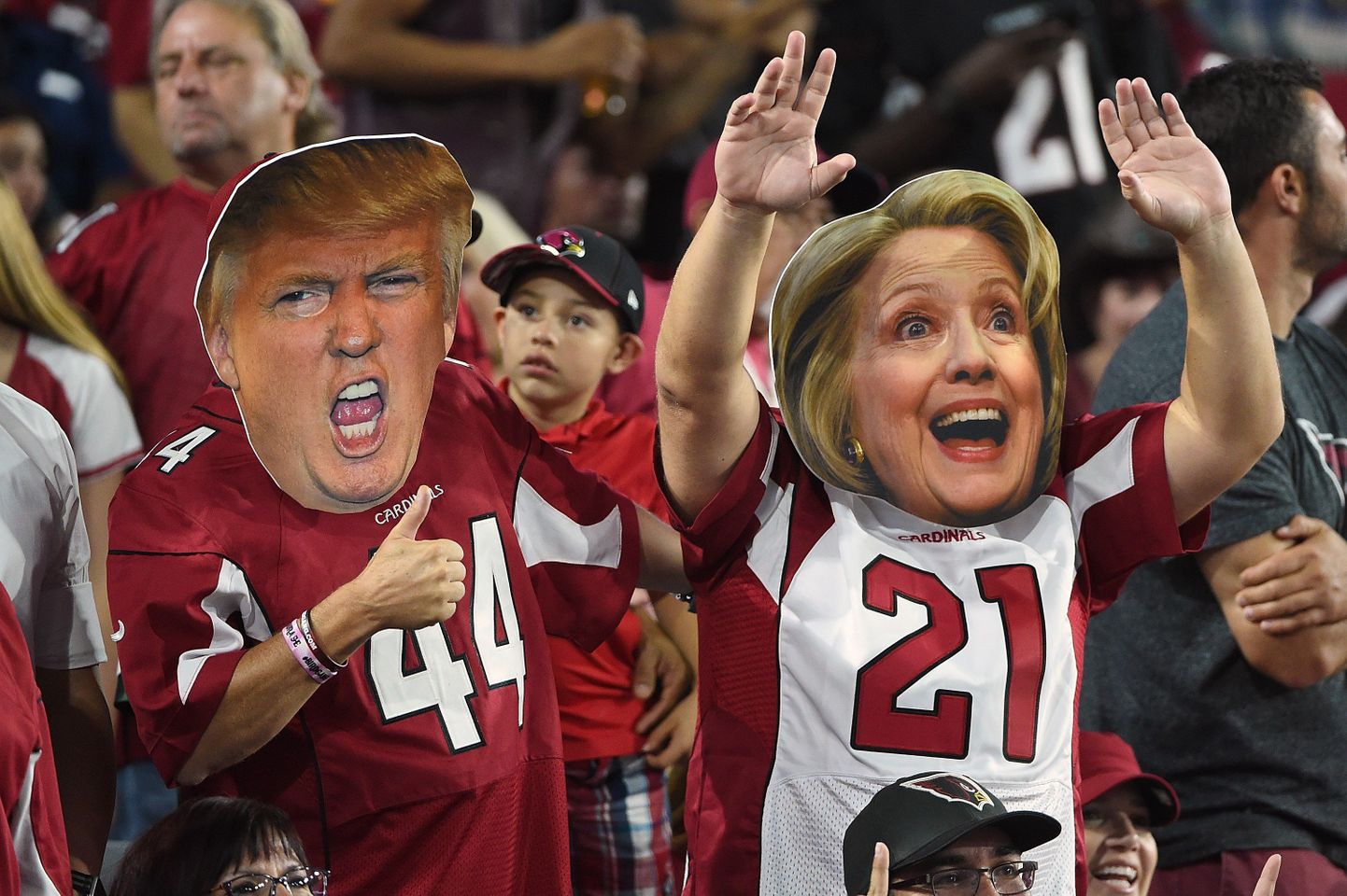 Arizona Cardinalsi pesapallimeeskonna fännid - üks toetab Clintonit, teine Trumpi.