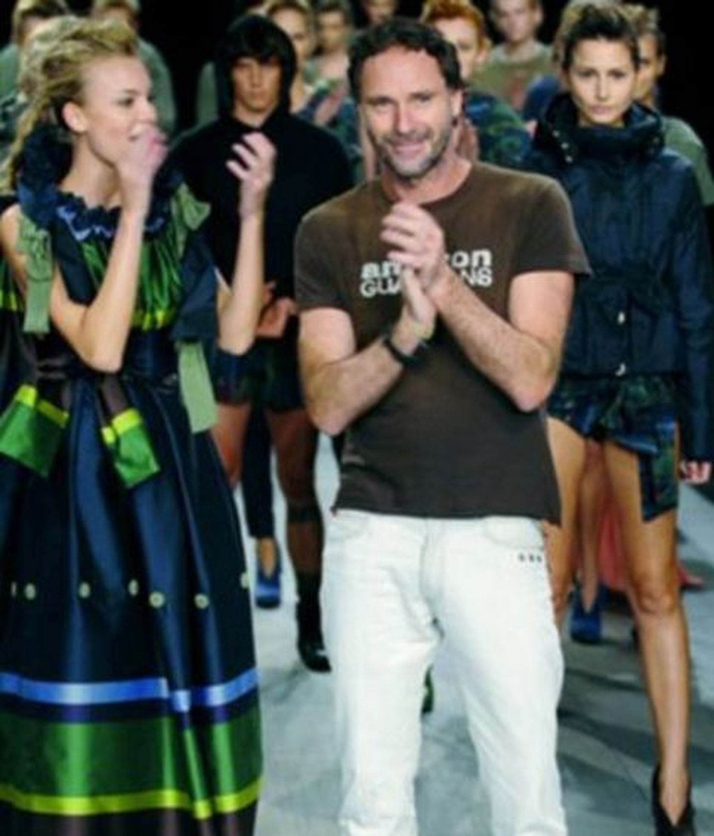 Oskar Metsavaht koos modellidega.