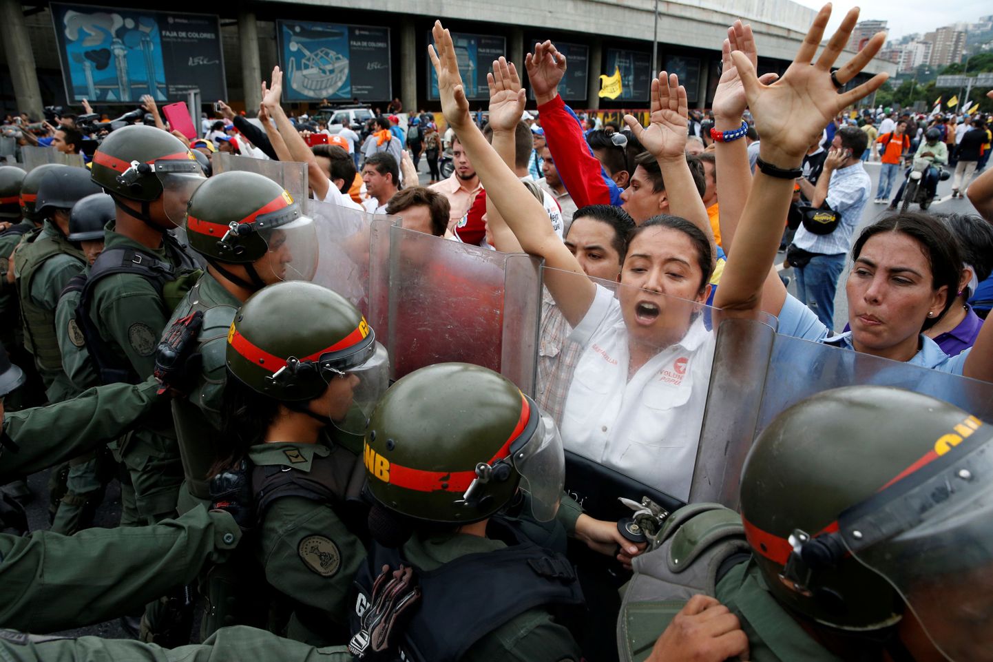 Венесуэльская оппозиция требует референдума и отставки президента. Власть посылает против нее Национальную гвардию.