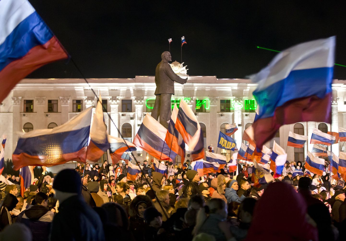 Simferopoli elanikud mullu 16. märtsil nn referendumi tulemuse üle rõõmustamas.