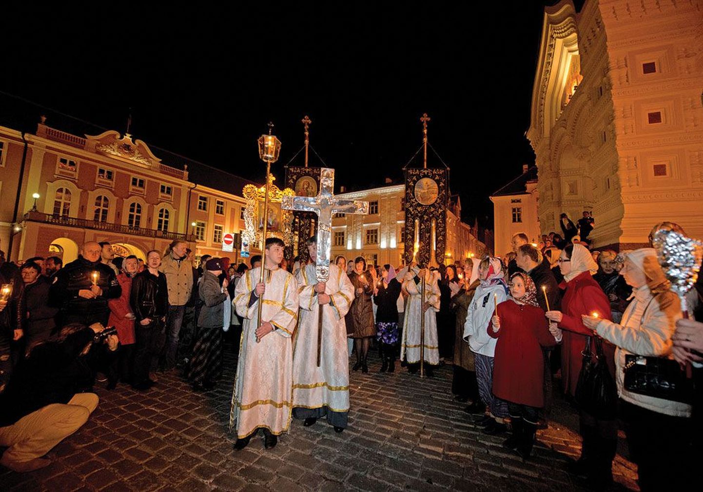 Крестный ход вокруг собора Александра Невского в праздничную пасхальную ночь.