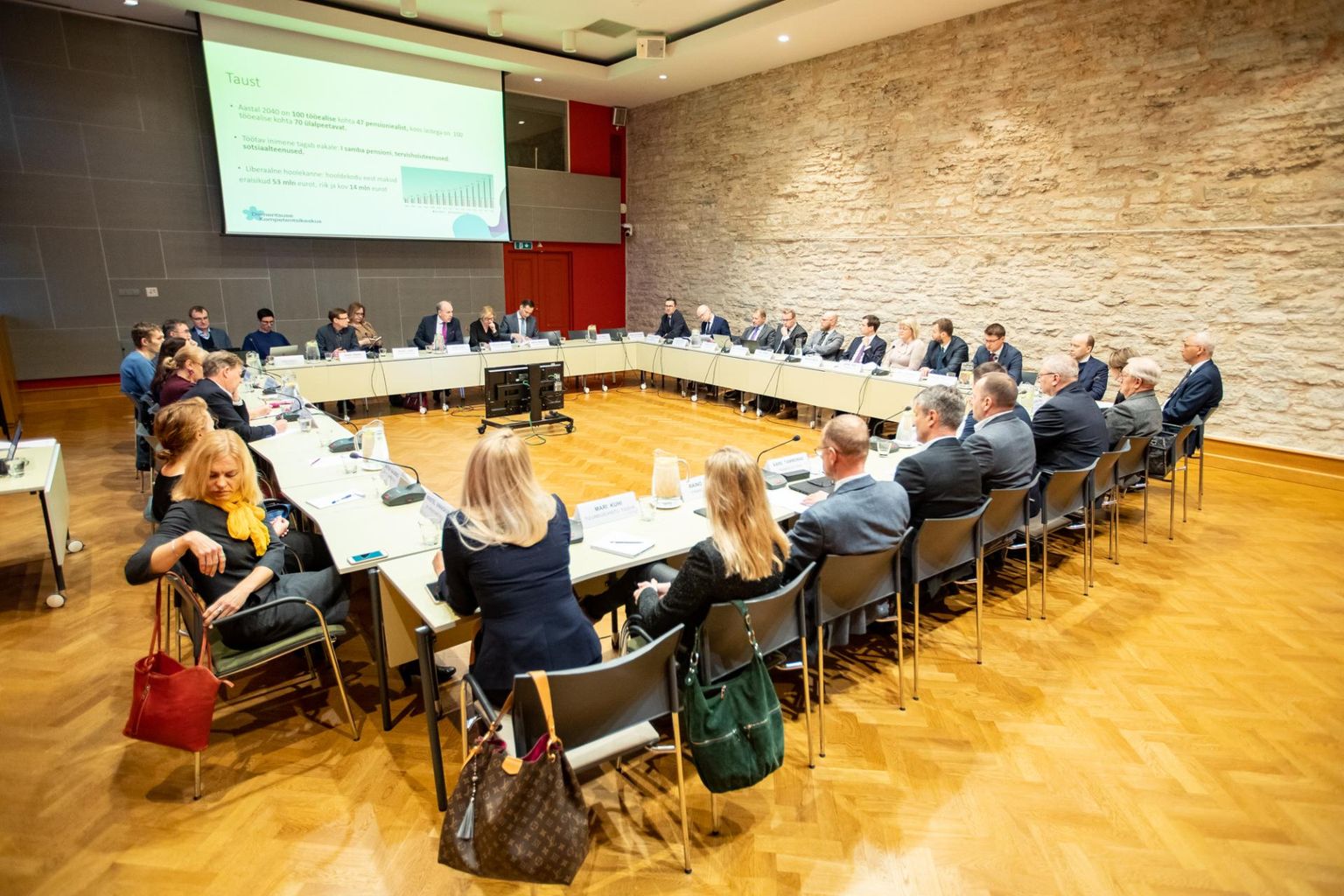 Eile olid riigikogu rahanduskomisjoni istungile kutsutud paarikümne huvirühma esindajad, aga kostnud kriitika ei jahutanud koalitsiooni indu pensionireform kiiresti seaduseks valada.