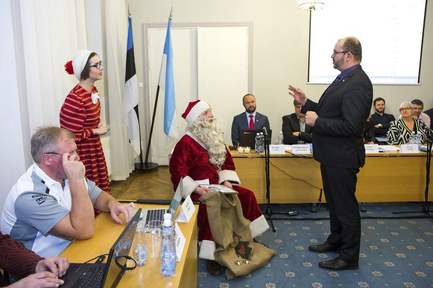 Pärast seda, kui linnapea Ando Kiviberg laulu lõpetas, kinkis jõuluvana talle linna vapi koos patendiga.
