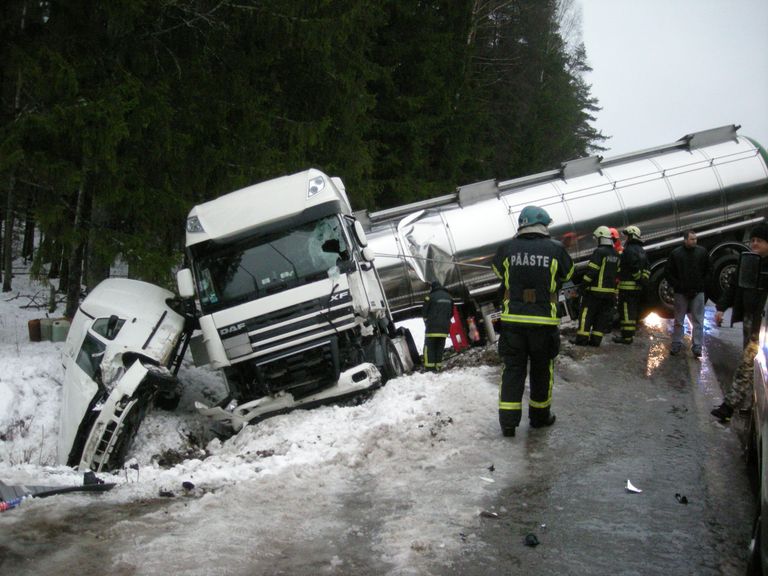 Liiklusõnnetus Kärsu külas. Foto: lugeja foto.