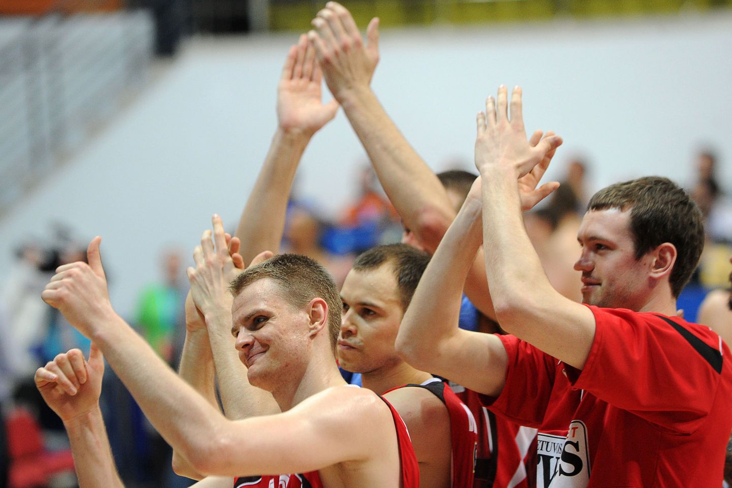 Lietuvos Rytase mängijad tähistamas Eurocupi kolmanda koha mängu võitu.