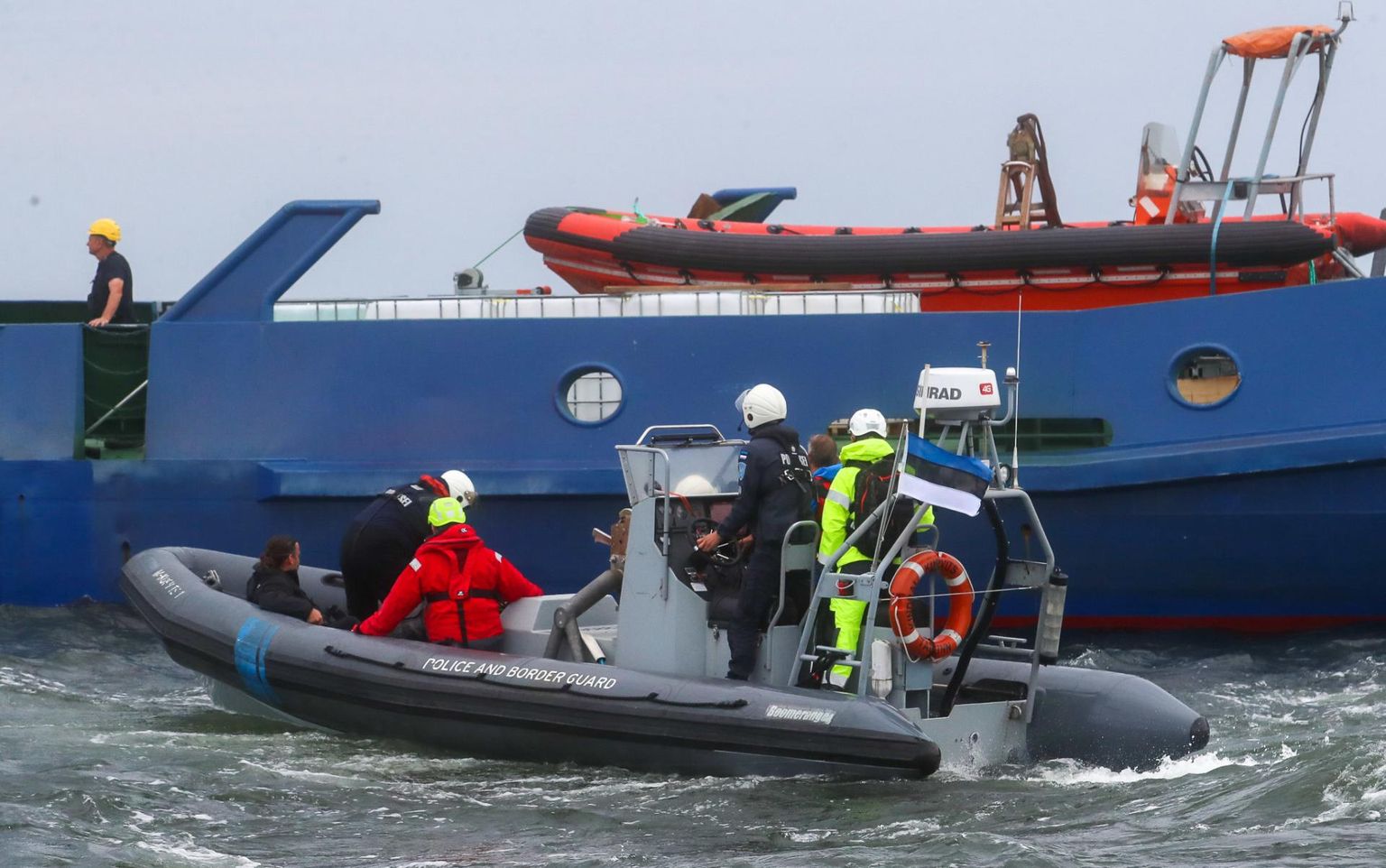 Piirivalvelaev Kindral Kurvitsalt läksid osa liikmeid, nende seas ka uuringute juht ja Ohutusjuurdluse keskuse juht Rene Arikas, EVA-316 pardale. FOTO: Remo Tõnismäe