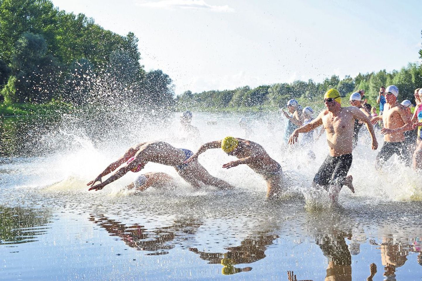 Ujumisvõistlus Emajõe 
karikale on 
juba aastaid toonud Tartusse kroolima hulga spordisõpru. Tänavu on 
ürituse toimumine aga kahtluse all, sest ujumisvõistluse korraldajad on seotud samal ajal Otepääl peetava Irnonmani triatloniga.