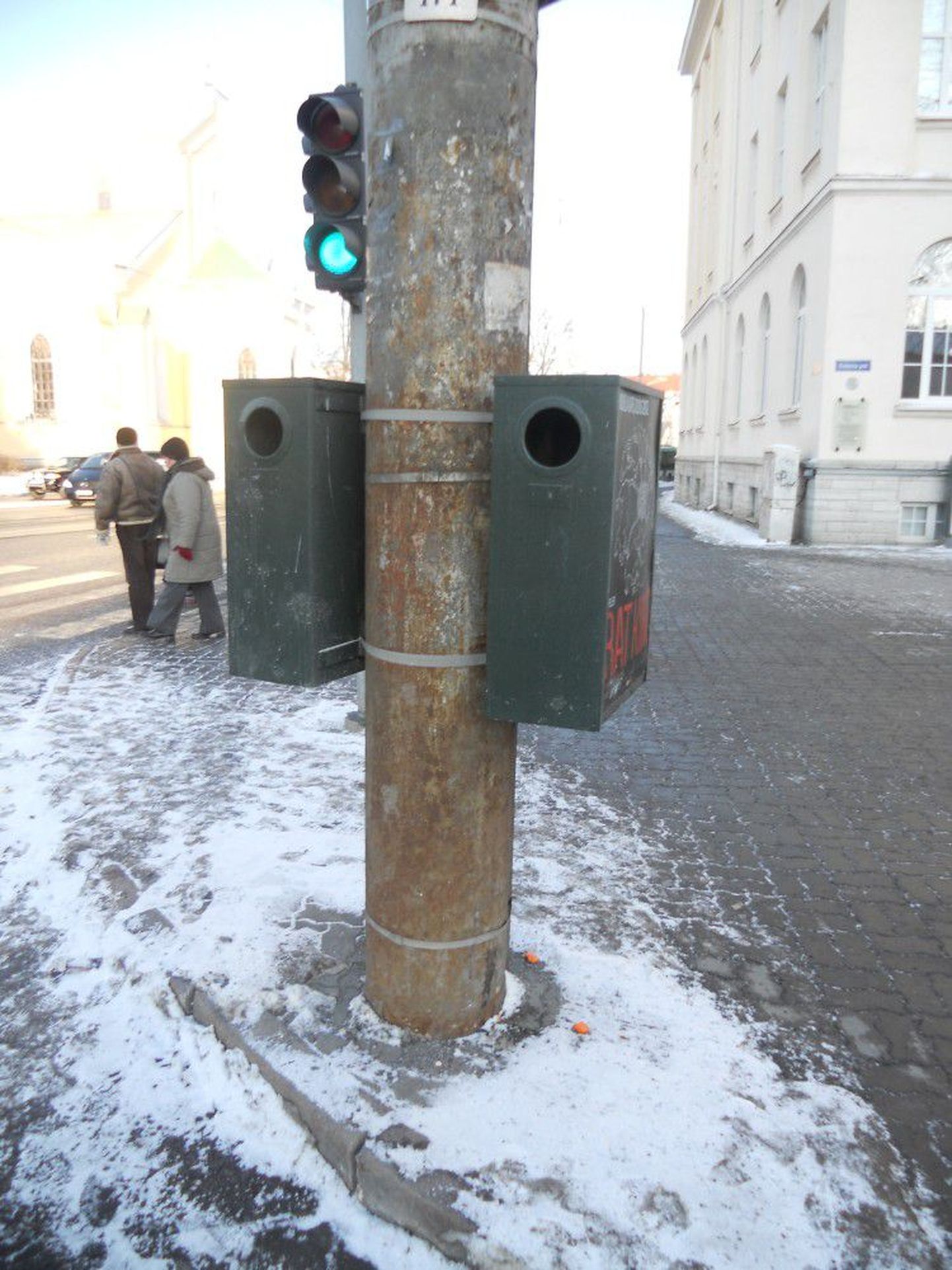 Вид столбов уличного освещения в центре Таллинна оставляет желать лучшего.