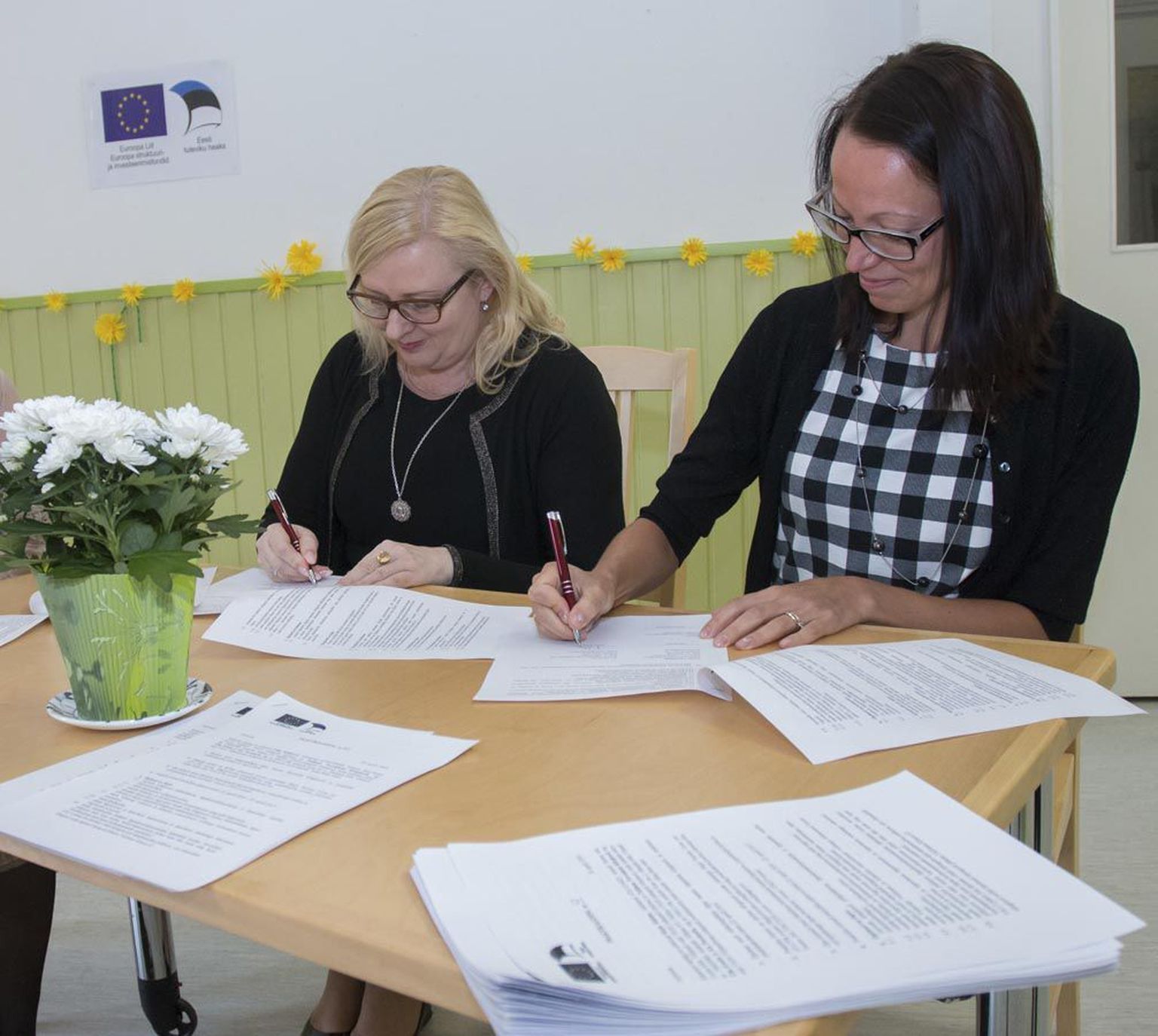 Tallinna tervishoiu kõrgkooli rektor Ülle Ernits (vasakul) ja sihtasutuse Perekodu juhataja Hilka Raba allkirjastasid vajalikud dokumendid.