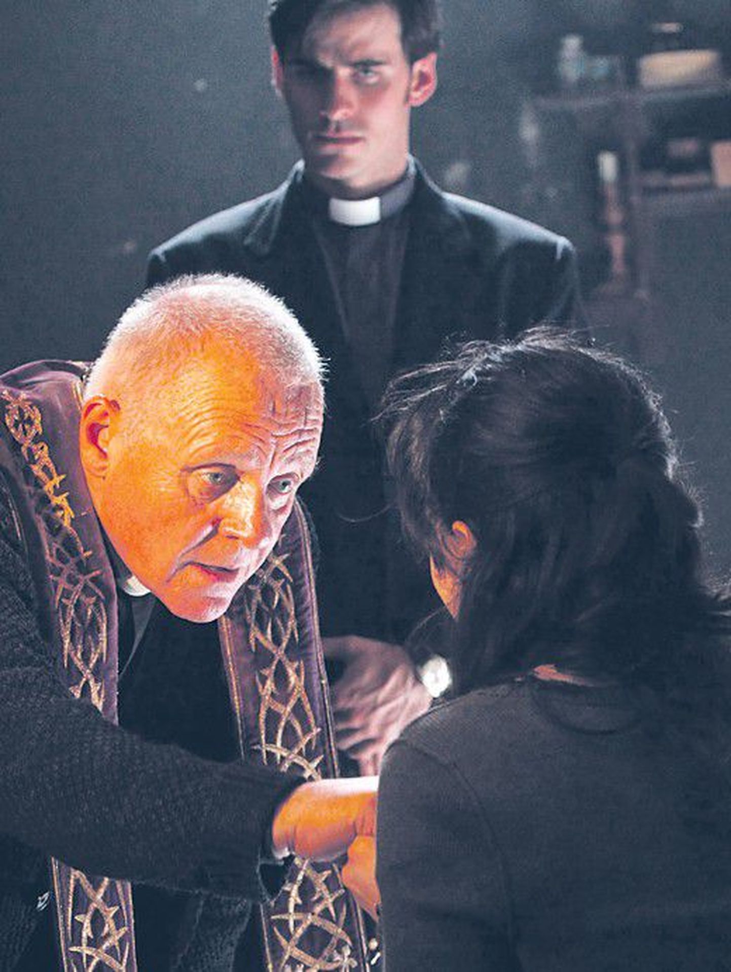 Семинарист Майкл Ковак (Колин О'Донохью) и неортодоксальный священник преподобный Лукас Тревент (Энтони Хопкинс) пытаются изгнать дьявола из молодой девушки.