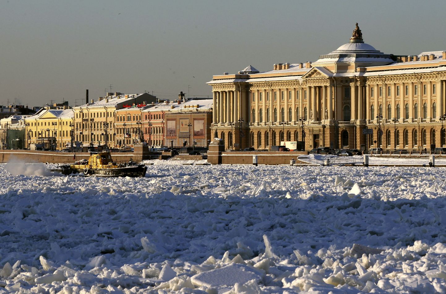Puksiir jäätükkidega kaetud Neeva jõel Peterburis