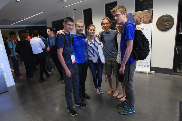 Eva-Maria Tõnson koos teiste Eesti võistlejatega Euroopa füüsikaolümpiaadil, mis praegu Tartus kestab.