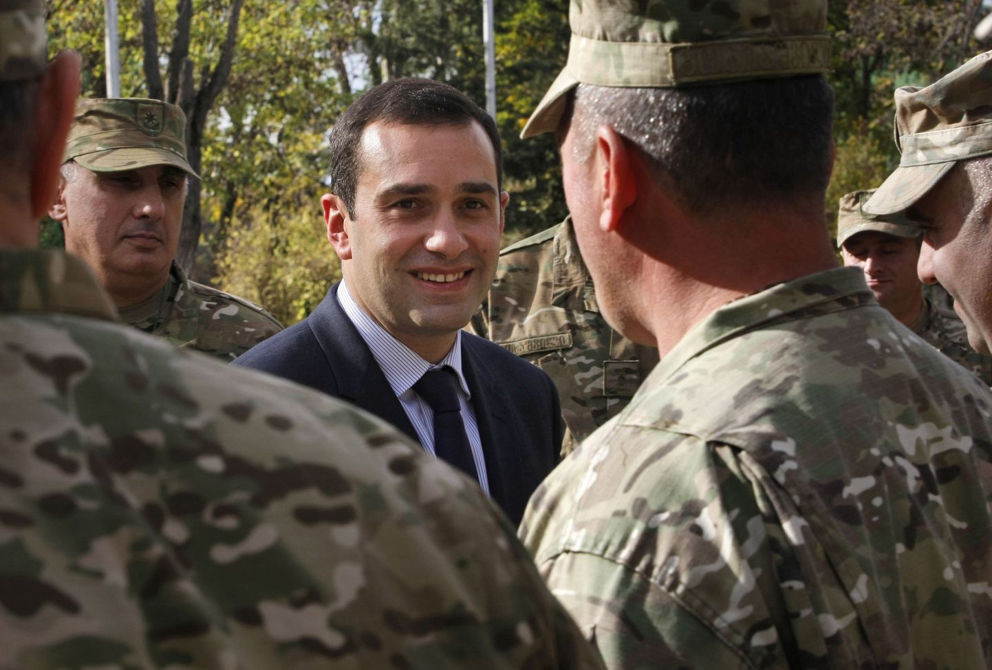 Gruusia kaitseminister Irakli Alasania vestleb sõduritega Thbilisi lähedal asuvas Mukrovani sõjaväebaasis.