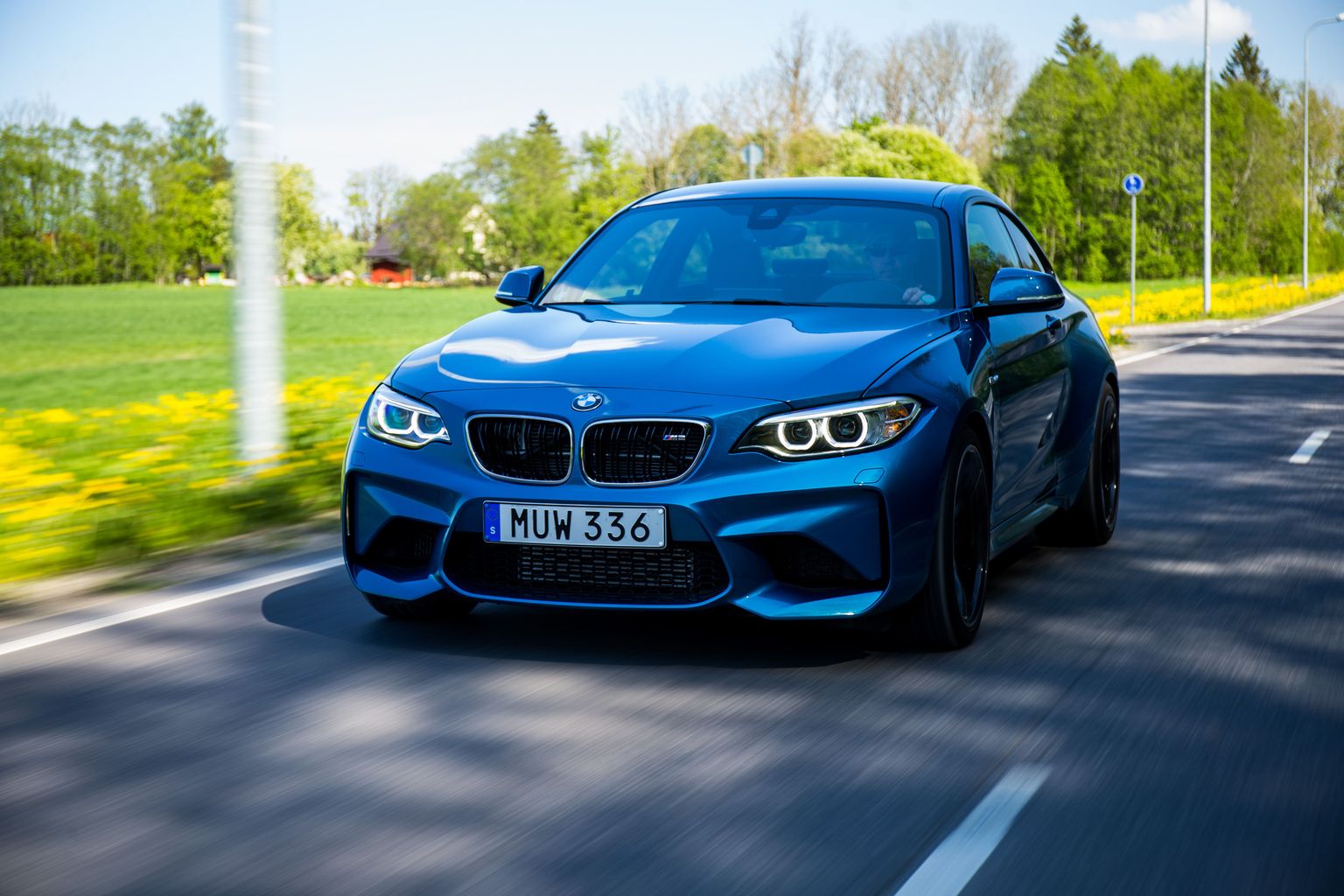 BMW M2 on nagu püsimatu taksikutsikas, kes võib päevad läbi Porschesid taga ajada. «Kas tangime ja lähme jälle?»