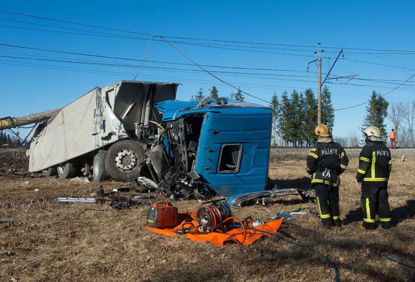 Veoauto kabiin oli nii deformeerunud, et selle juhi surnukeha kättesaamiseks kulus päästjatel üle kolme tunni.