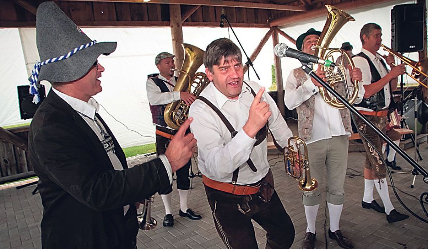 Oktoobervestil esinevad mitmed lõbusad bändid ja nii saab õlle kõrvale ka tublisti tantsu lüüa.