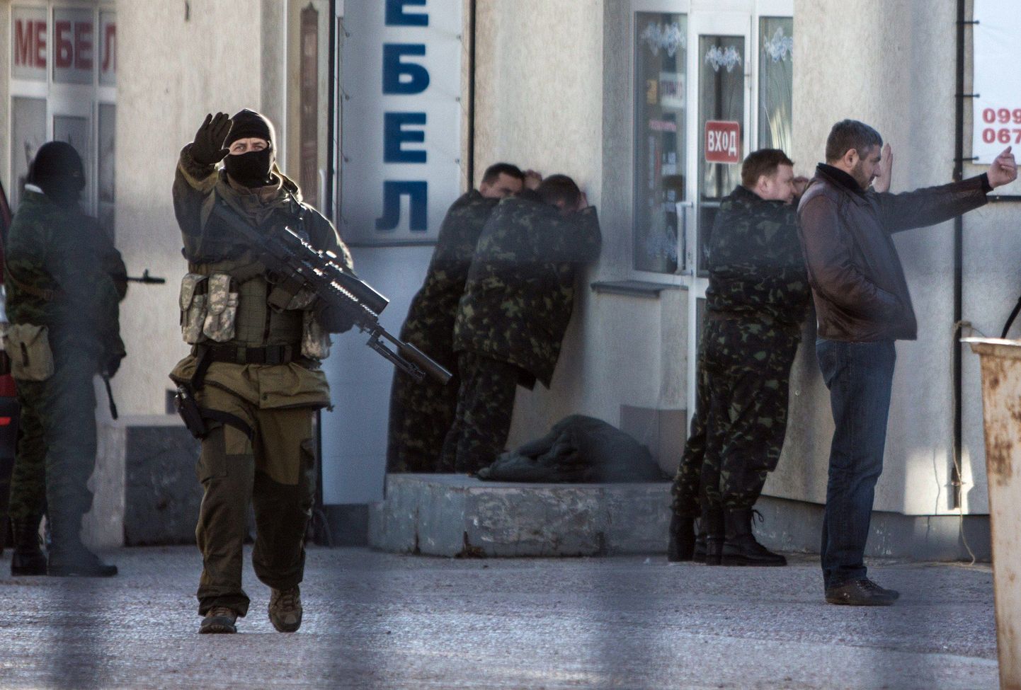 Vene sõdurid arreteerivad Ukraina Simferopoli baasi sõdureid.
