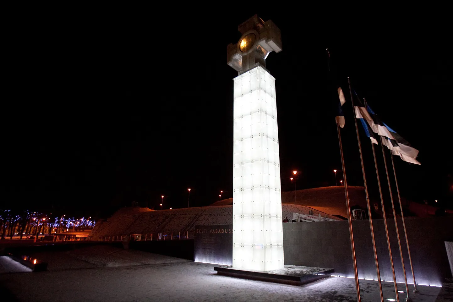 В понедельник вечером чехи протестировали освещение монумента, однако к вечеру вторника все необходимые работы еще не были закончены.