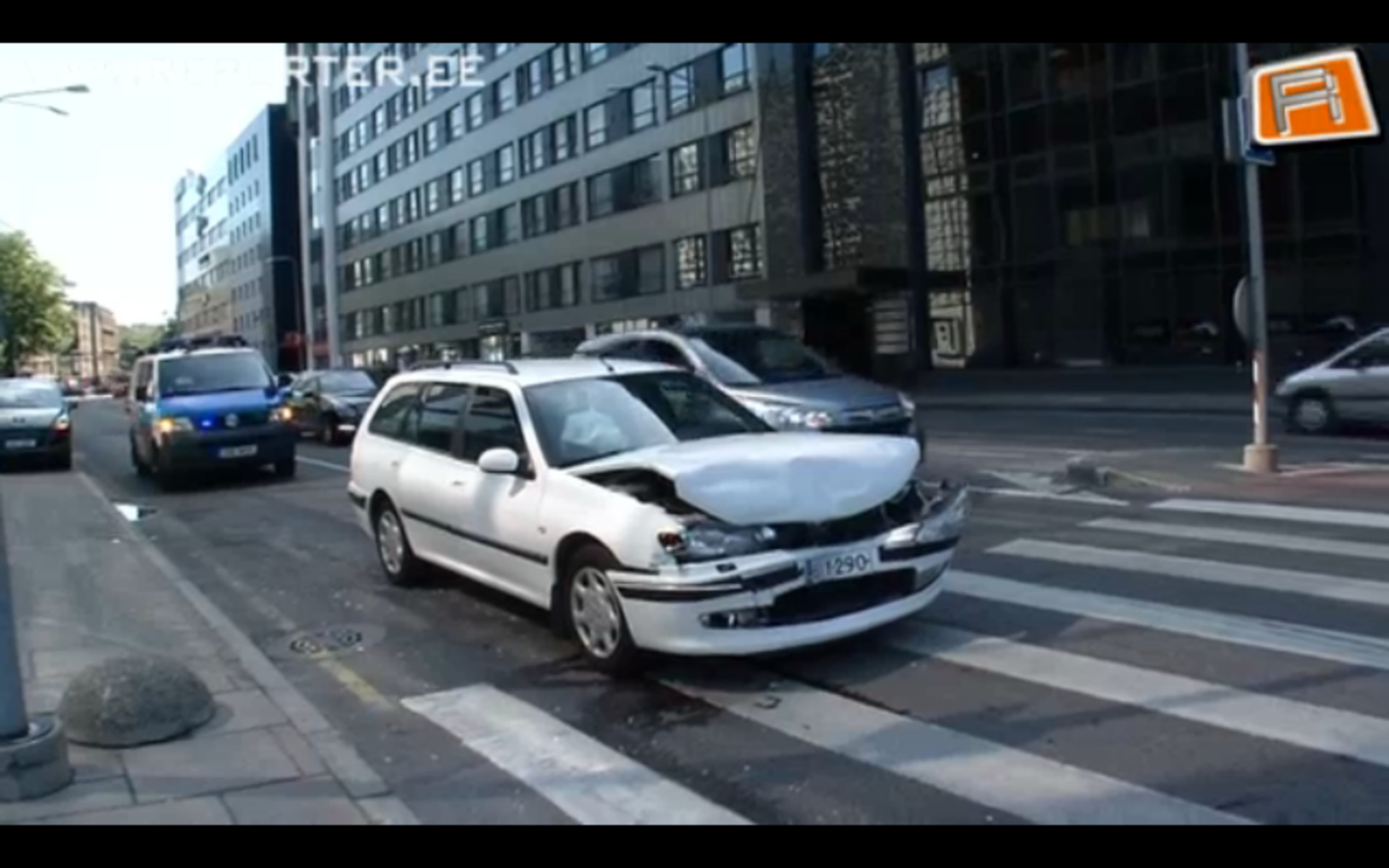 Jõe tänaval sõitis BWM-le tagant otsa Soome numbrimärgiga Peugeot.
