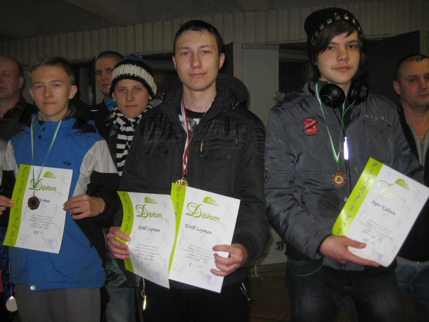 Esikolmikusse jõudnud Valga laskurklubi noorsportlased Kirill Lepman (esiplaanil keskel), Ranel Urban (esiplaanil vasakul) ja Jegor Kalinin (esiplaanil paremal).