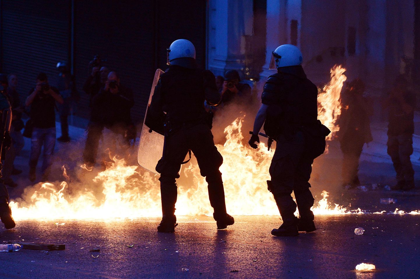 Kreeka politseinikke loobiti kivide ja süütepudelitega, korrakaitsjad vastasid pisargaasiga.