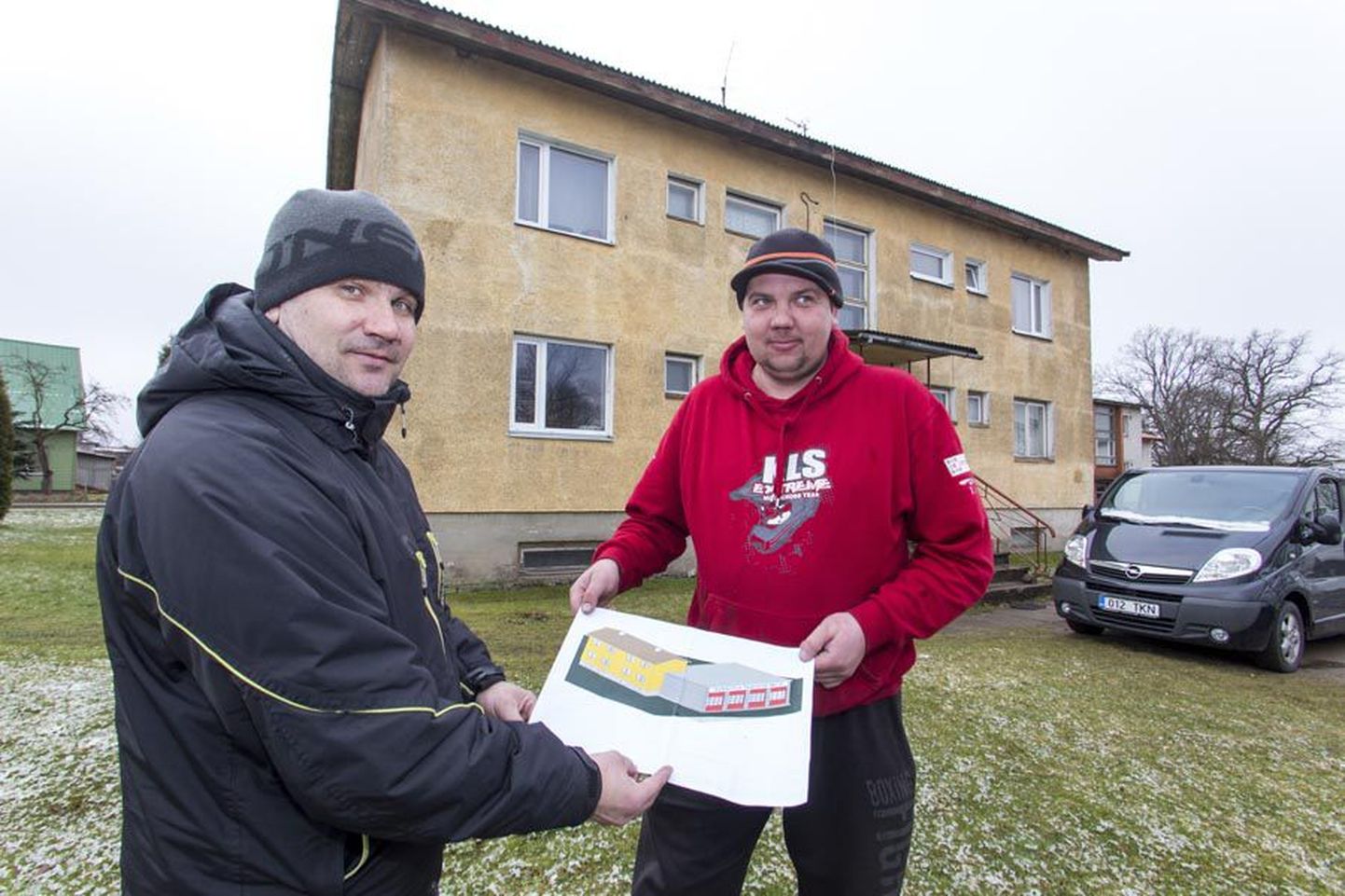 Karksi-Nuia pritsimehed Heino Kesküla (vasakul) ja Reikko Virit tutvustasid vabatahtlike päästjate maja juurdeehitise kavandit, mille järgi peaks nende autodele valmima uus varjualune.