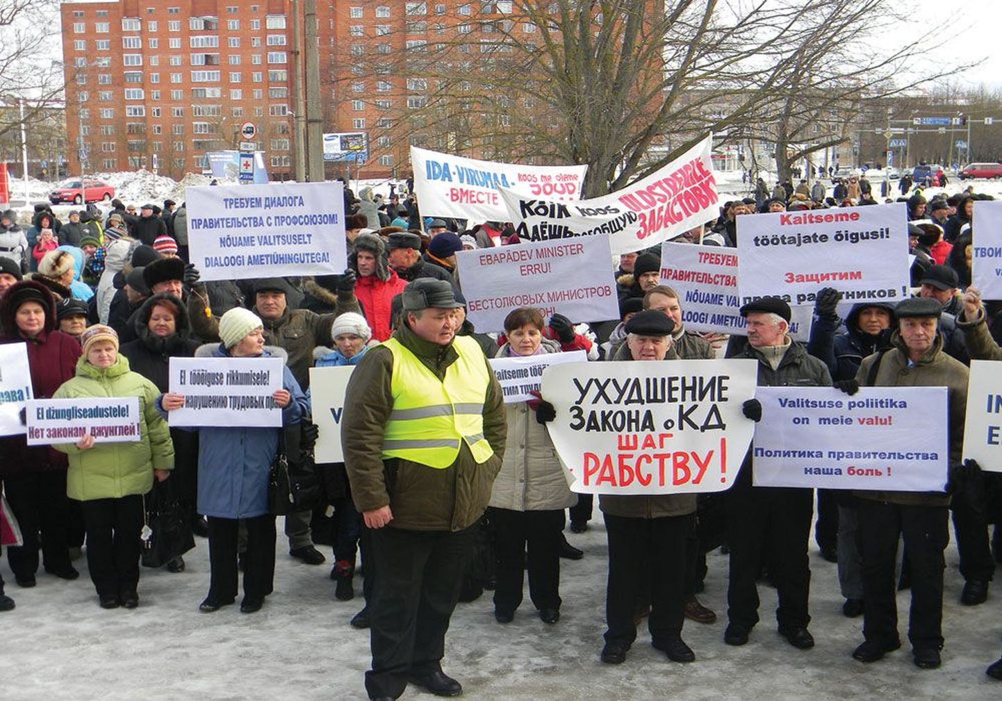 В марте 2012 года Центральный союз профсоюзов Эстонии инициировал по всей Эстонии митинги и забастовки. Эстонские энергетики и работники железной дороги теперь стремятся доказать свое право на забастовку в суде.
