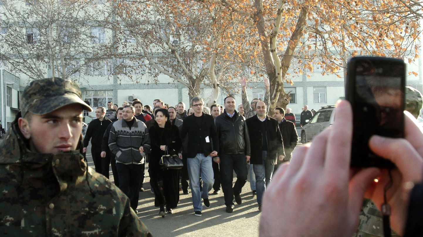 Endised vangid täna Thbilisis vabadusse jalutamas.
