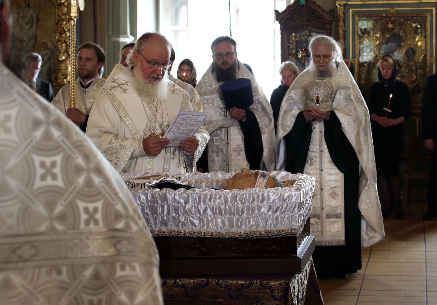 Patriarh Kirill Jevgeni Primakovi sarga juures.