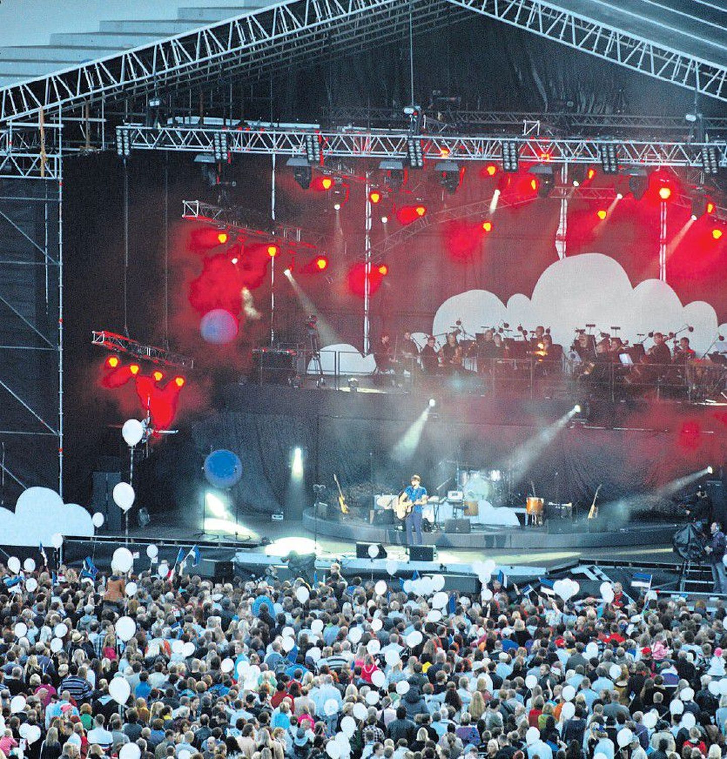 Концерт, посвященный 20-летию восстановления государственной независимости Эстонии, по различным оценкам, собрал на таллиннском Певческом поле 50-70 тысяч человек.