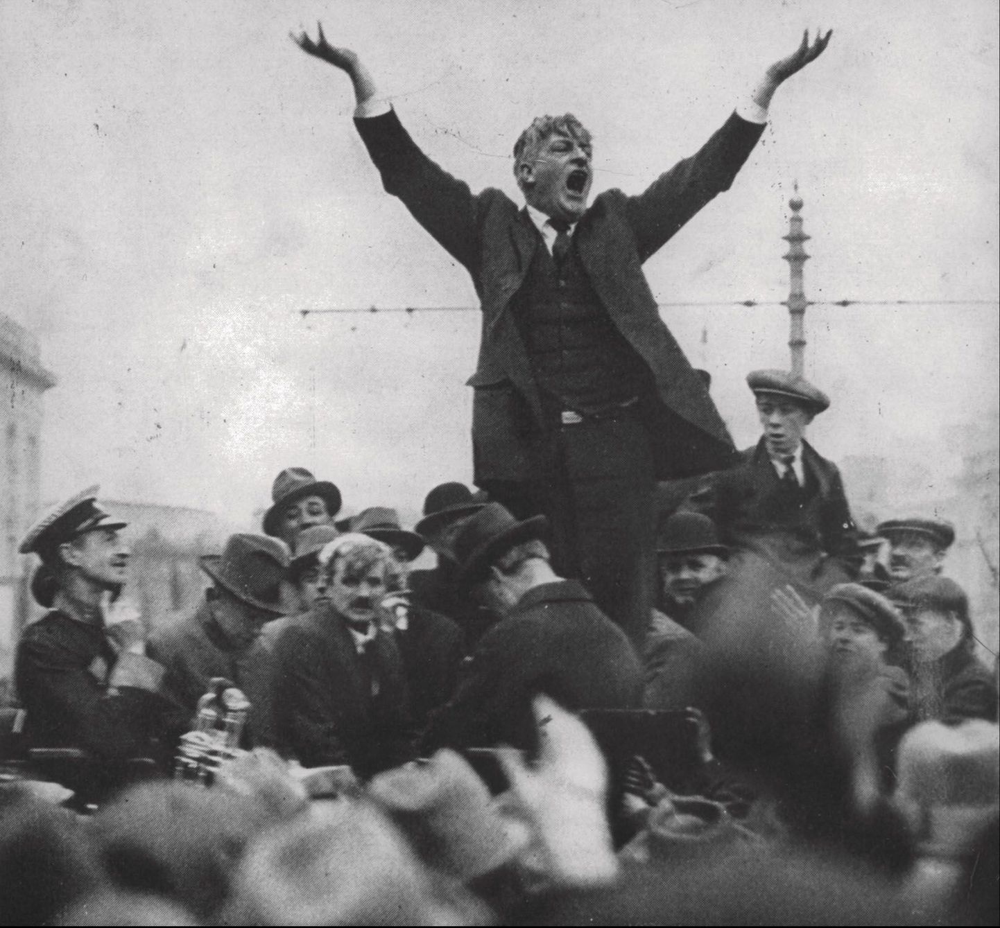 Ирландский профсоюзный лидер Джим Ларкин говорит с народом. Дублин, 1923 год.