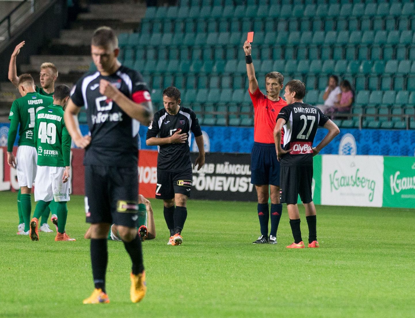 FC Flora - FC Infonet 3:0. Kohtunik Kristo Tohver näitab punast kaarti Infoneti kaitsjale Aleksandr Volodinile.