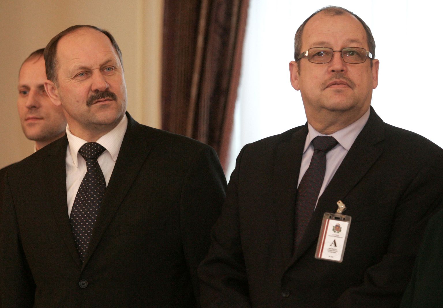 Юрис Домбровскис слева
