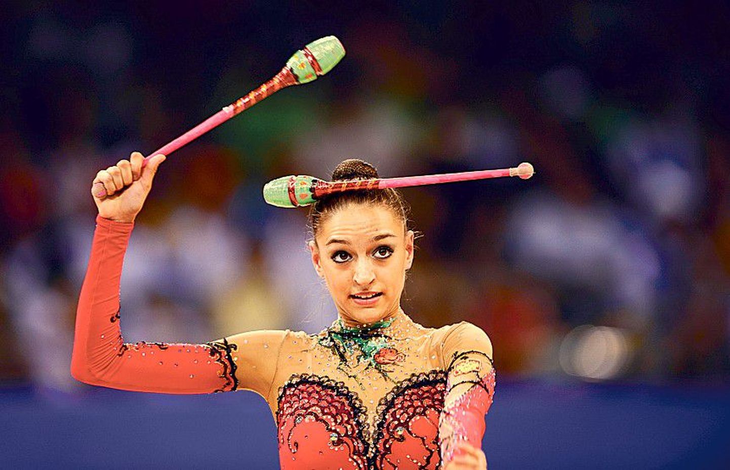 Олимпийская чемпионка по художественной гимнастике Евгения Канаева должна вновь и вновь доказывать свое превосходство.