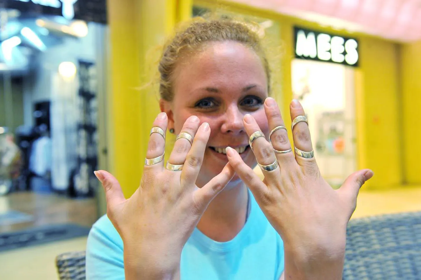Rootslanna Anna Ageberg näitas Eesti Noorte Reumaliidu korraldatud teabepäeval oma erilisi sõrmuseid ehk sõrmelahaseid, mis aitavad tal haigeid sõrmeliigeseid toetada.
