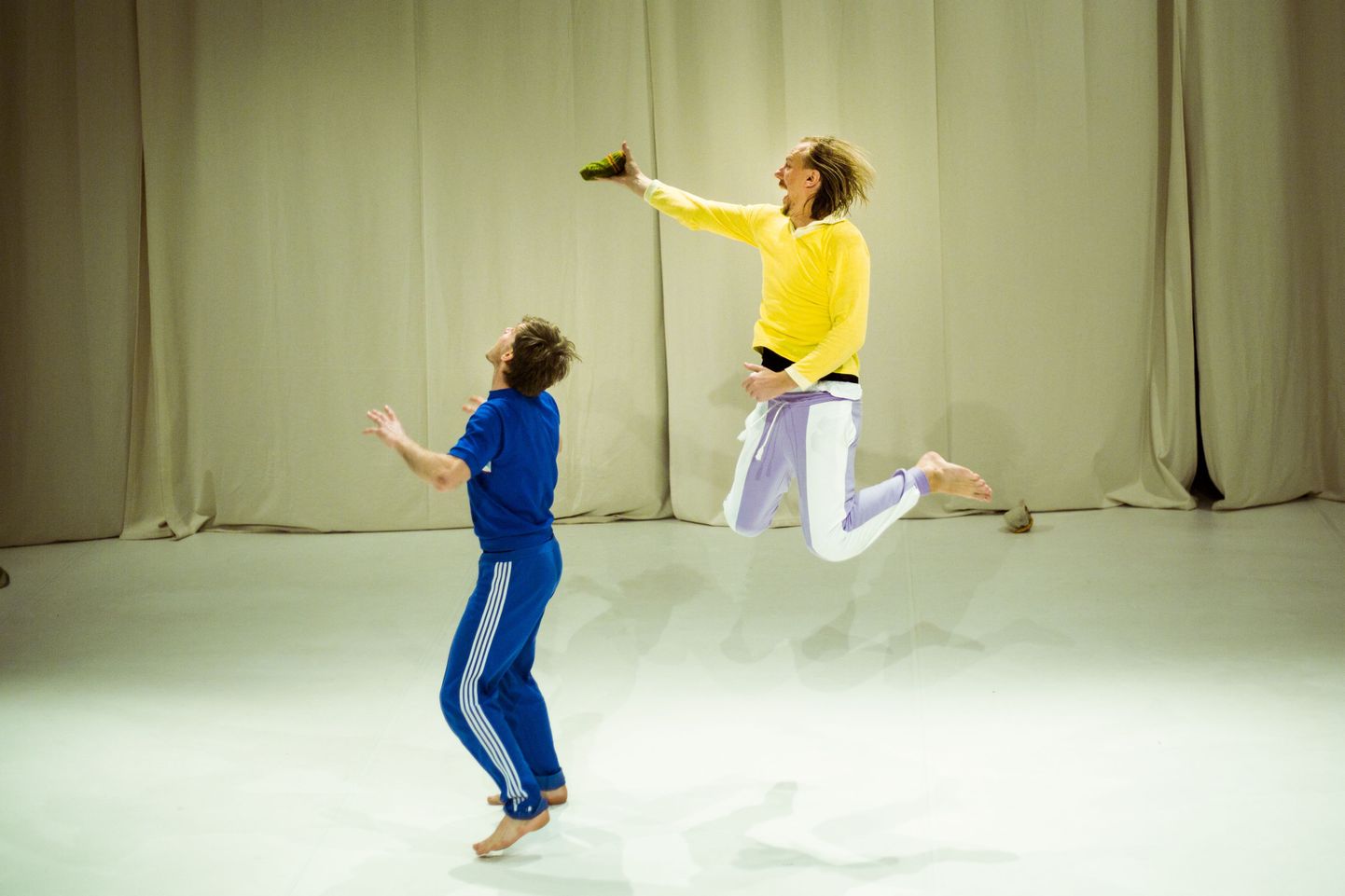 Lavastuse "Koon" neljaliikmelises trupis teevad kaasa naisnäitlejate kõrval Helgur Rosental ja Janek Joost (hüppel).