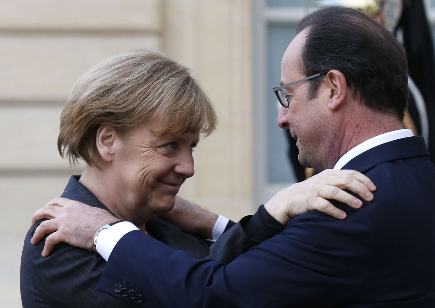Angela Merkel ja François Hollande teineteist julgustamas.