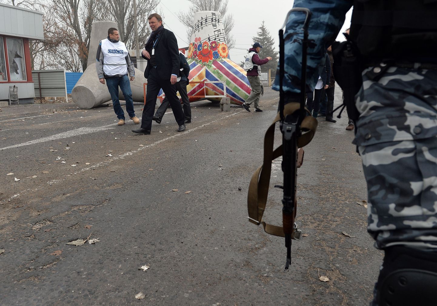 OSCE vaatlejad Novoazovskis, mis asub Vene-Ukraina piiril.