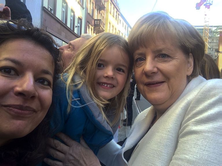Saksa liidukantsler Angela Merkel oma toetajatega selfiel, 3. oktoober 2015 Foto: Scanpix