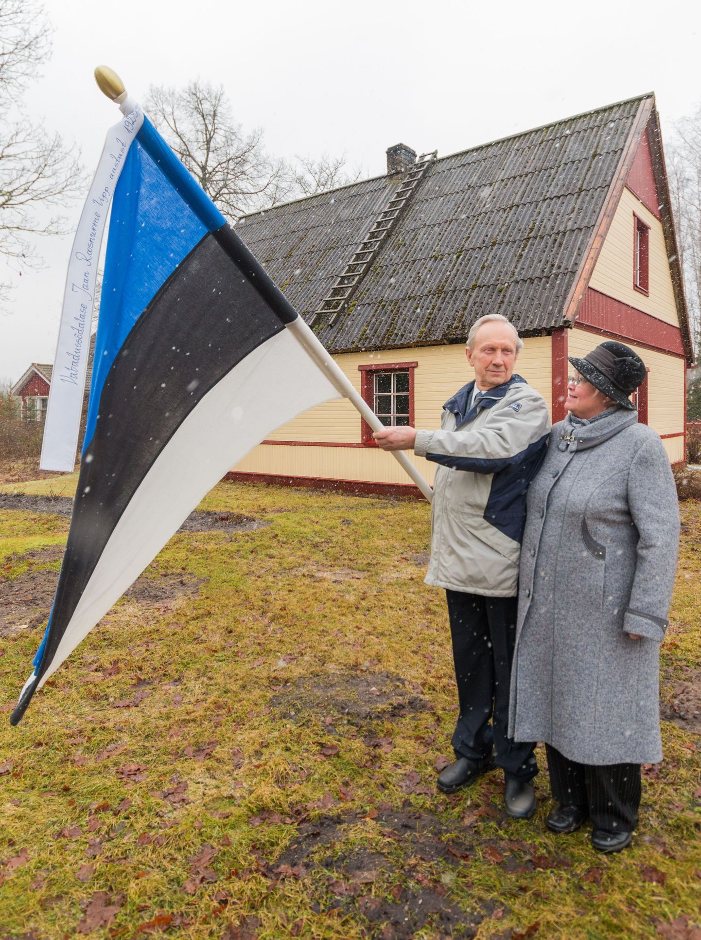 Ajalooline Eesti lipp. Fotol Jaan Roosnurm abikaasaga.