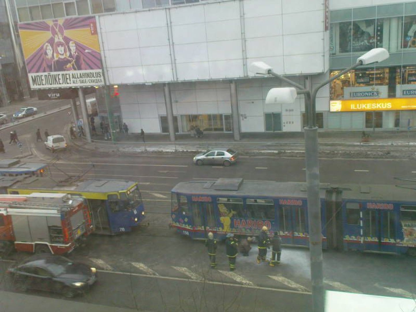 Rikkis pidurite pärast tossama läinud tramm Viru keskuse juures.