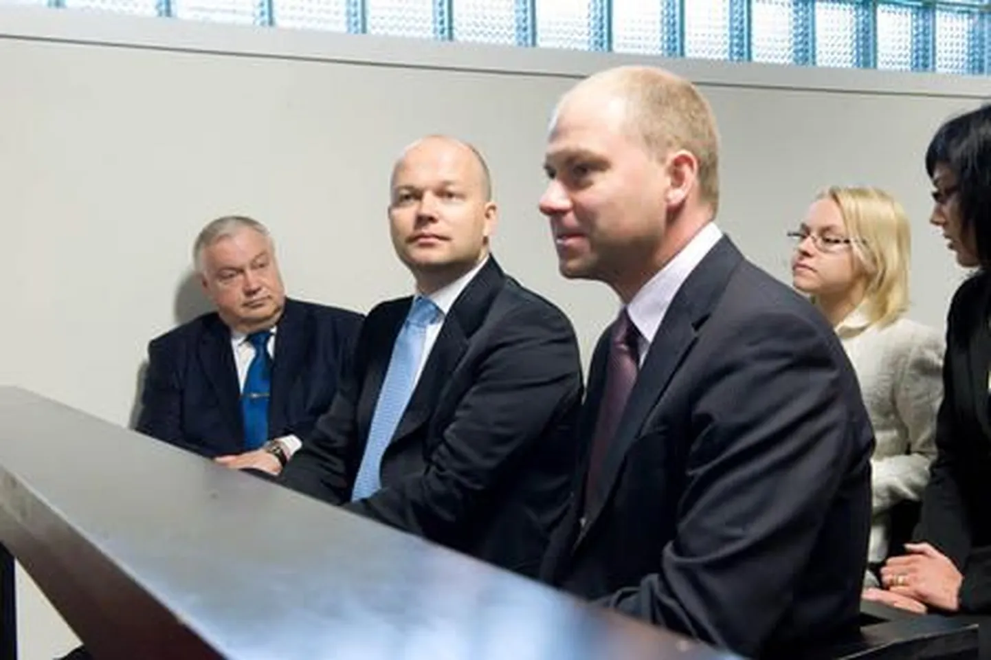 Виллу Рейльян (крайний слева) во вторник в зале суда.
