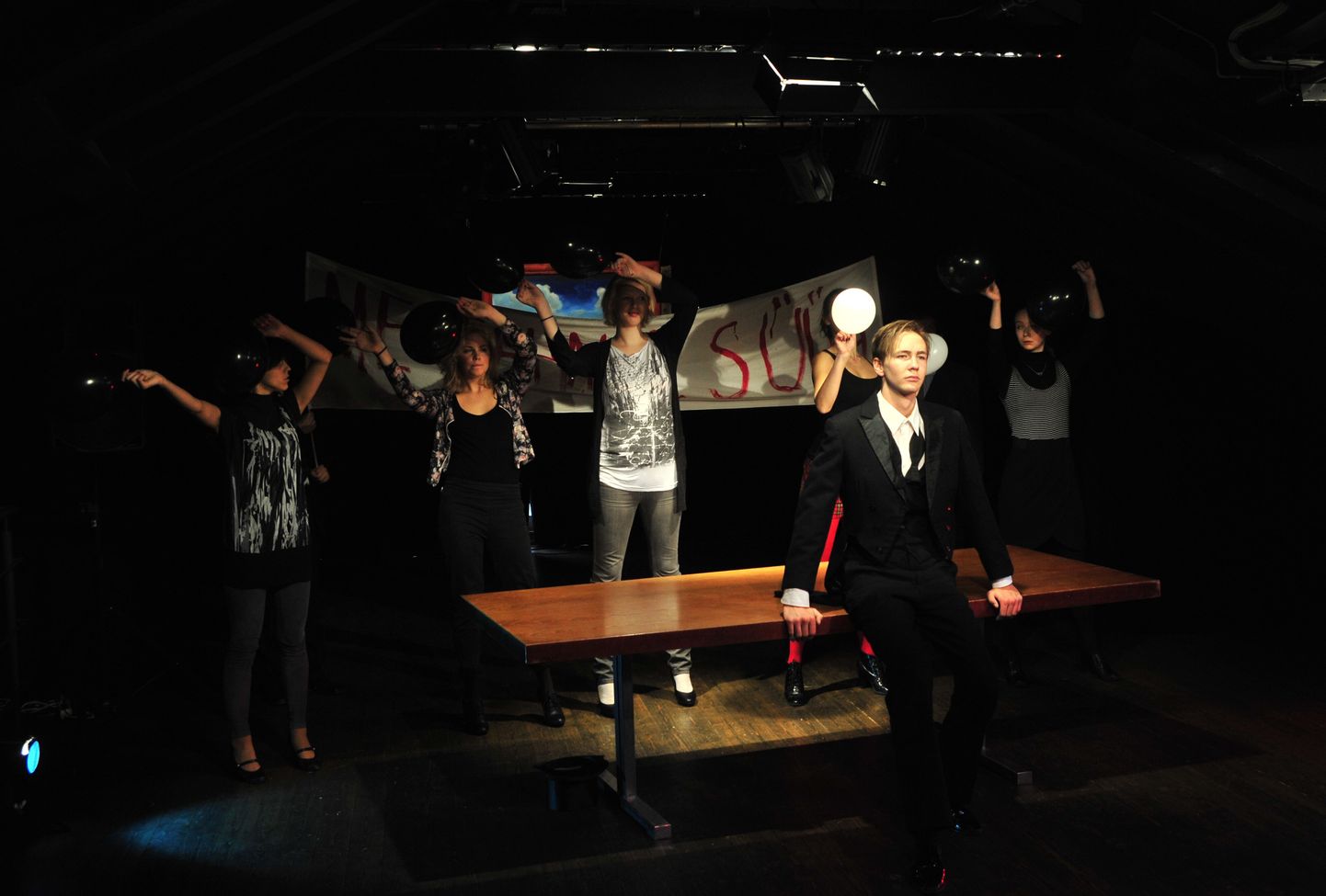 Pildil Tartu Üliõpilasteatri lavastuse «Ulgumerel» proov Athena keskuses.