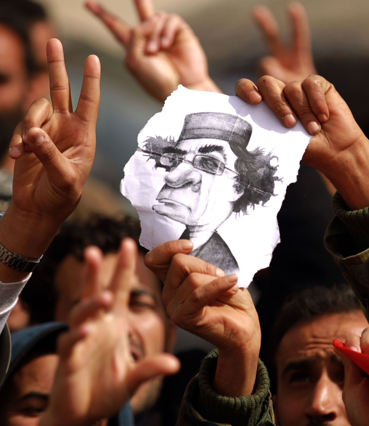 Liibüa diktaatori Muammar Gaddafi pilt meeleavaldajate käes.